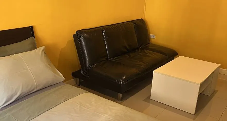 ห้องครอบครัว มีโซฟาเบดและโต๊ะกลาง นอนได้ 4 ท่าน